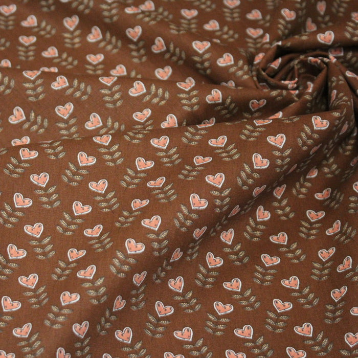 Tissu popeline coton marron aux coeurs roses - TissusPapi.com