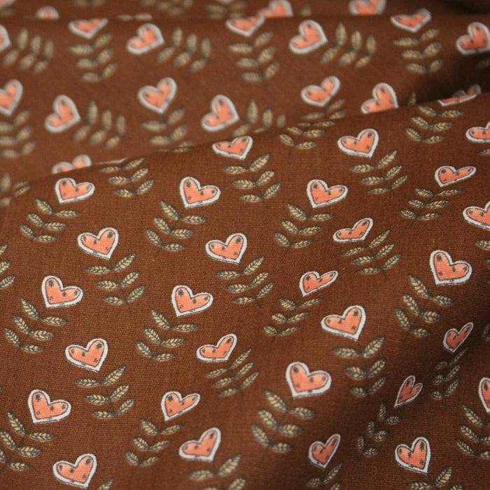 Tissu popeline coton marron aux coeurs roses - TissusPapi.com
