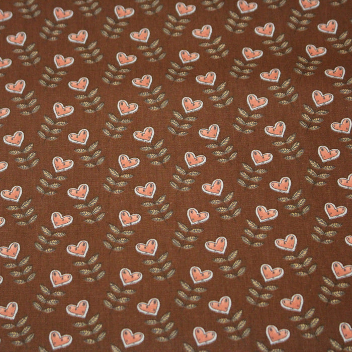 Tissu popeline coton marron aux coeurs roses - TissusPapi.com