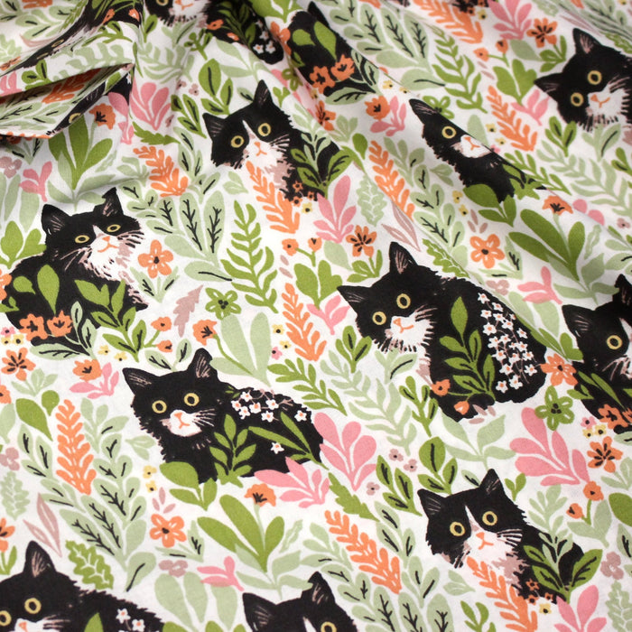 Tissu cotonnade aux chats dans les fleurs roses et vertes - OEKO - TEX STANDARD 100 - TissusPapi.com