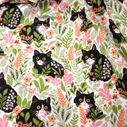 Tissu cotonnade aux chats dans les fleurs roses et vertes - OEKO - TEX STANDARD 100 - TissusPapi.com