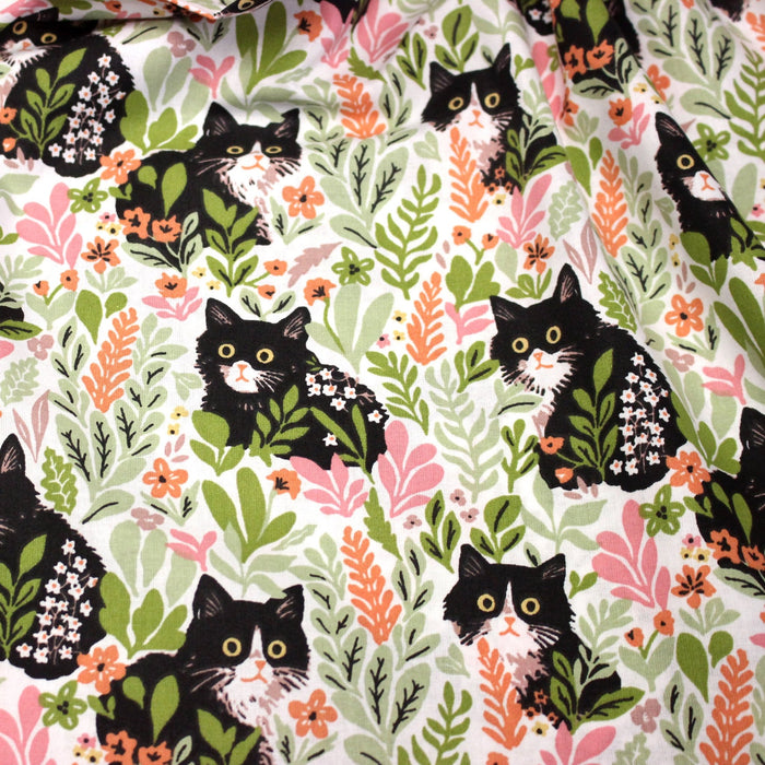 Tissu cotonnade aux chats dans les fleurs roses et vertes - OEKO - TEX STANDARD 100 - TissusPapi.com