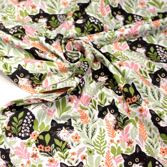 Tissu cotonnade aux chats dans les fleurs roses et vertes - OEKO - TEX STANDARD 100 - TissusPapi.com