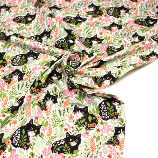 Tissu cotonnade aux chats dans les fleurs roses et vertes - OEKO - TEX STANDARD 100 - TissusPapi.com