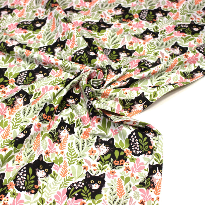 Tissu cotonnade aux chats dans les fleurs roses et vertes - OEKO - TEX STANDARD 100 - TissusPapi.com