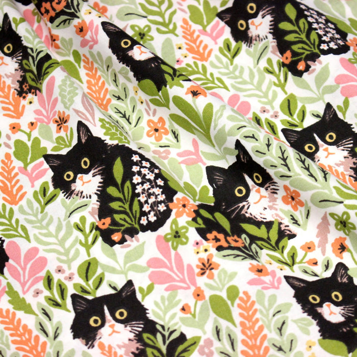Tissu cotonnade aux chats dans les fleurs roses et vertes - OEKO - TEX STANDARD 100 - TissusPapi.com