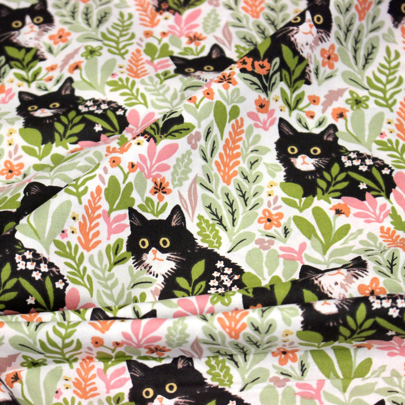 Tissu cotonnade aux chats dans les fleurs roses et vertes - OEKO - TEX STANDARD 100 - TissusPapi.com
