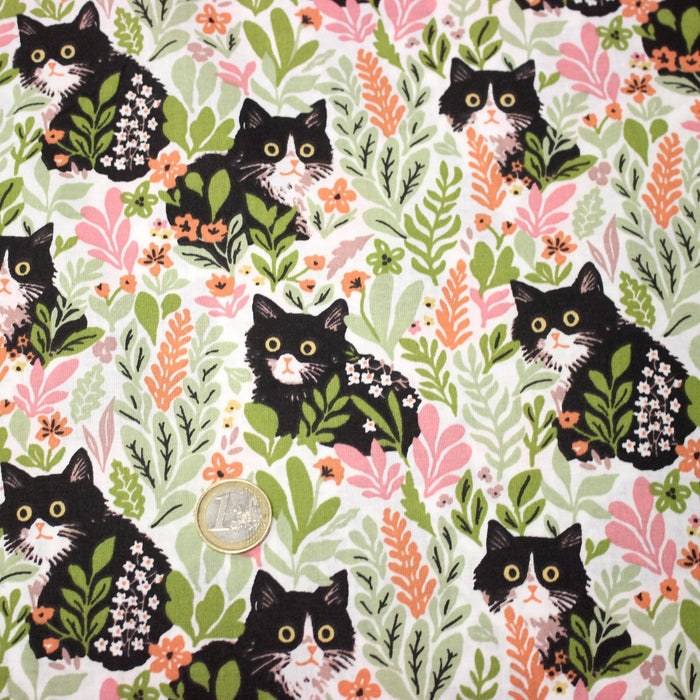 Tissu cotonnade aux chats dans les fleurs roses et vertes - OEKO - TEX STANDARD 100 - TissusPapi.com