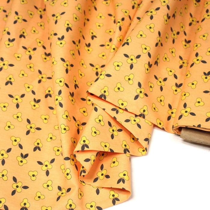 Tissu popeline coton corail aux fleurs graphiques jaunes - TissusPapi.com