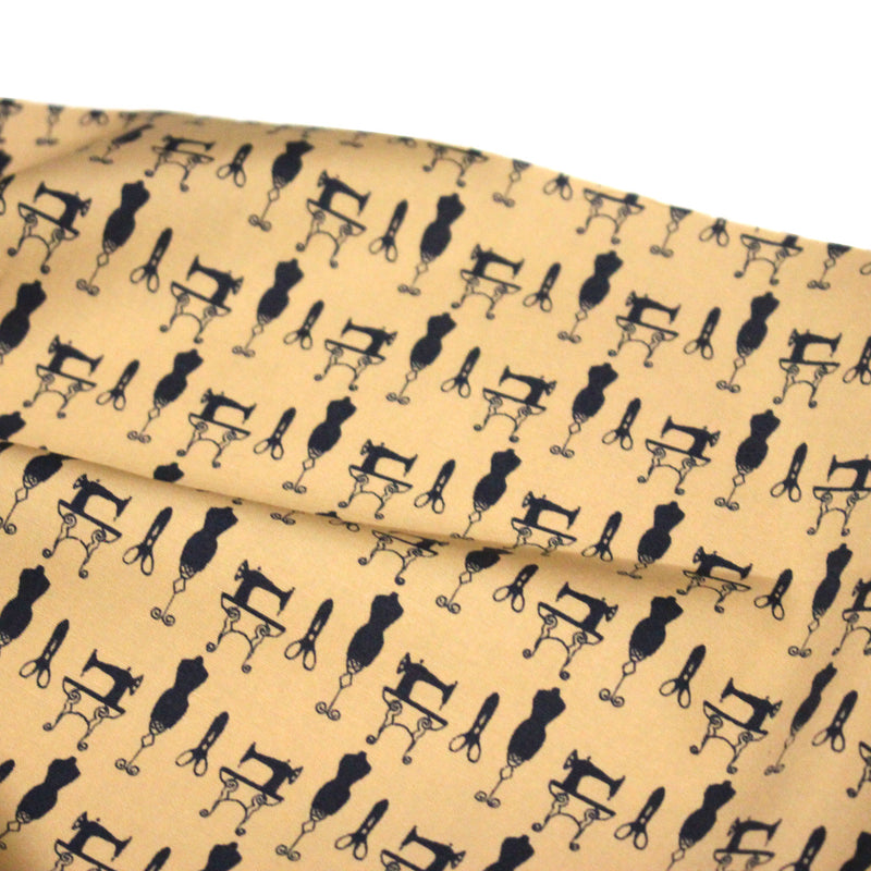 Tissu popeline coton LA COUTURE, mannequins & machines à coudre, fond ocre - TissusPapi.com