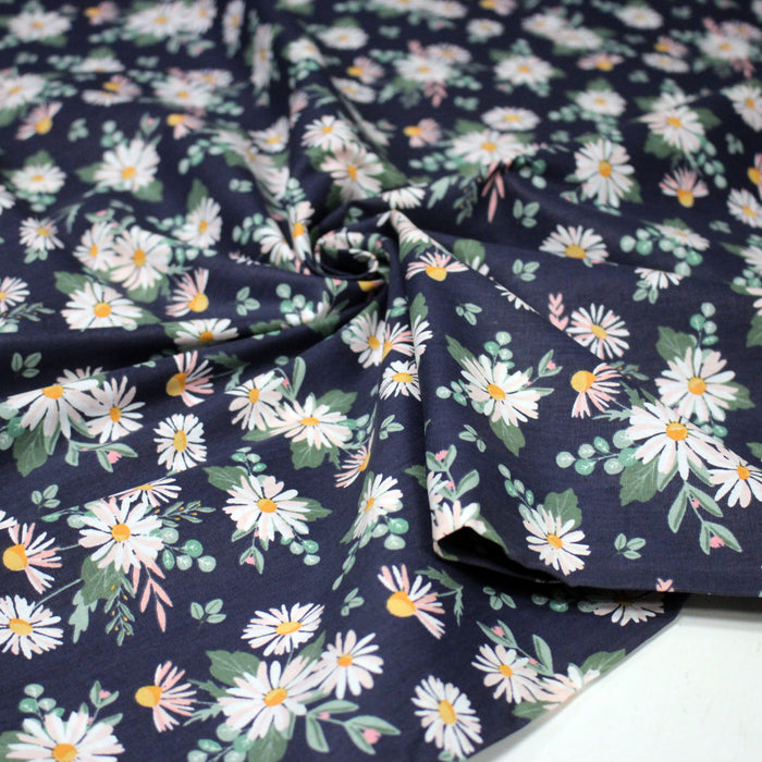 Tissu popeline coton bleu aux marguerites blanches et jaunes - TissusPapi.com