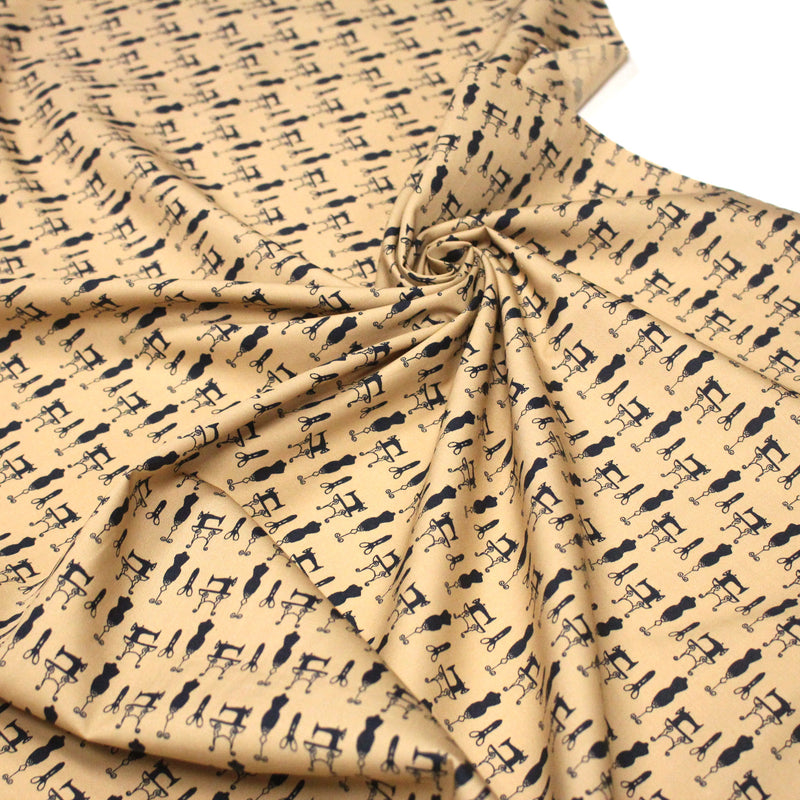 Tissu popeline coton LA COUTURE, mannequins & machines à coudre, fond ocre - TissusPapi.com