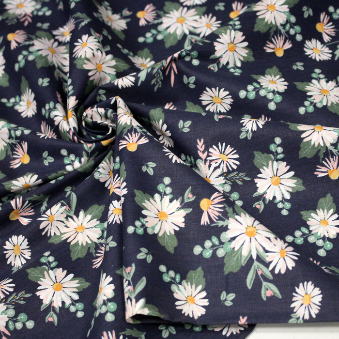 Tissu popeline coton bleu aux marguerites blanches et jaunes - TissusPapi.com