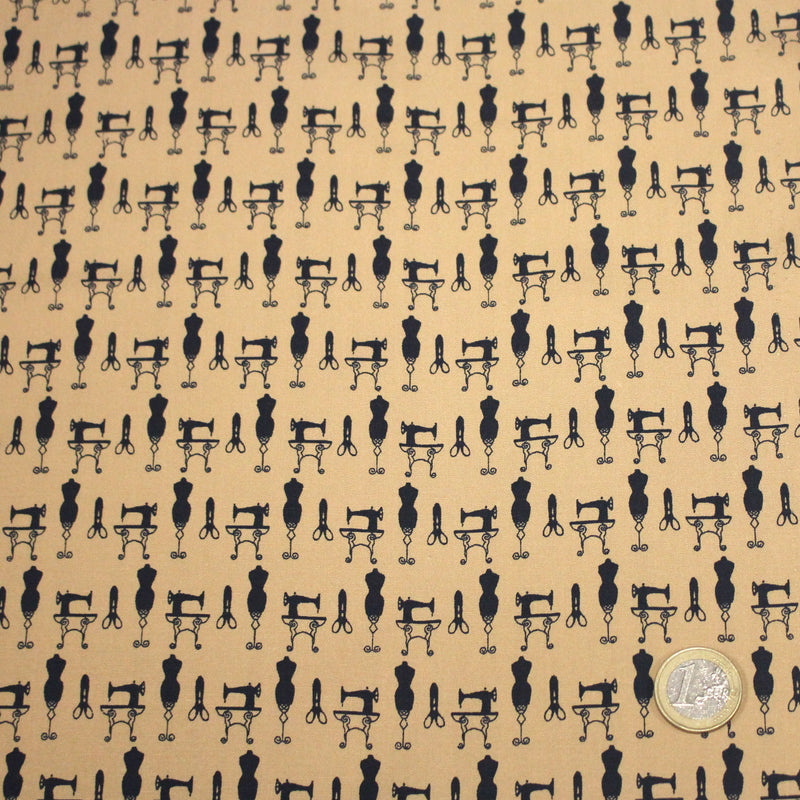 Tissu popeline coton LA COUTURE, mannequins & machines à coudre, fond ocre - TissusPapi.com