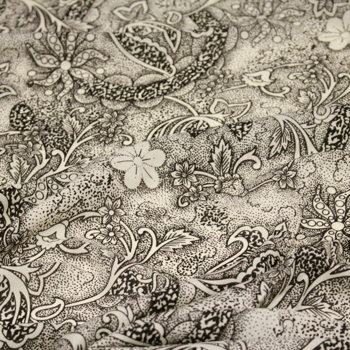 Tissu viscose fluide écru aux fleurs indiennes noires - COLLECTION KALAMKARI