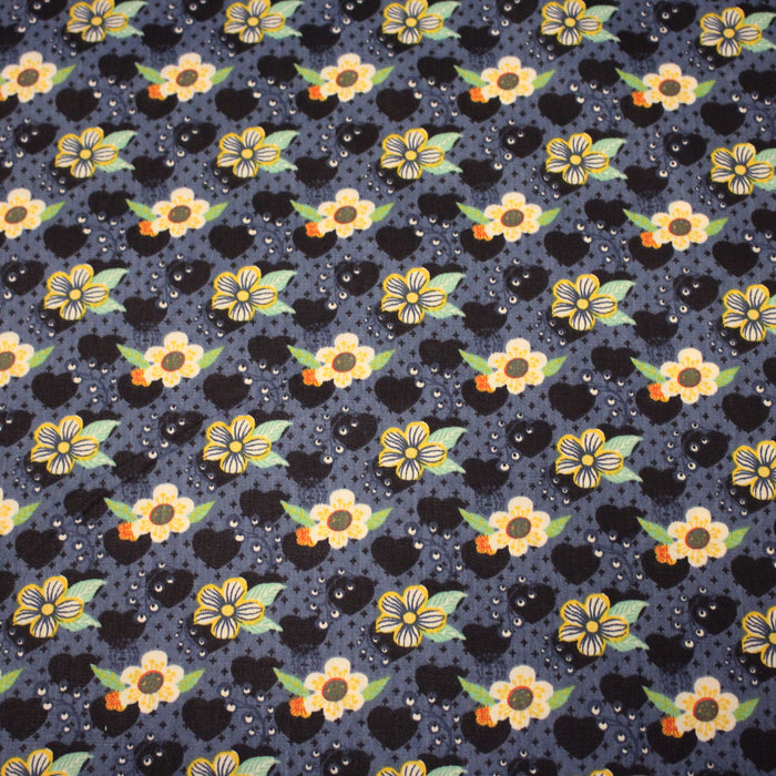 Tissu popeline coton bleu aux coeurs noirs et petits fleurs multicolores - TissusPapi.com