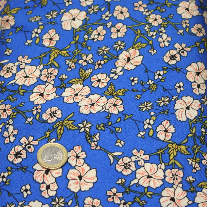 Tissu Viscose fluide aux fleurs de cerisier japonais Sakura, fond bleu