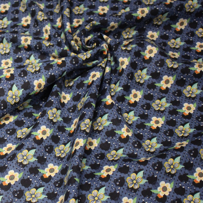 Tissu popeline coton bleu aux coeurs noirs et petits fleurs multicolores - TissusPapi.com