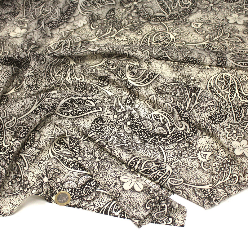 Tissu viscose fluide écru aux fleurs indiennes noires - COLLECTION KALAMKARI - TissusPapi.com