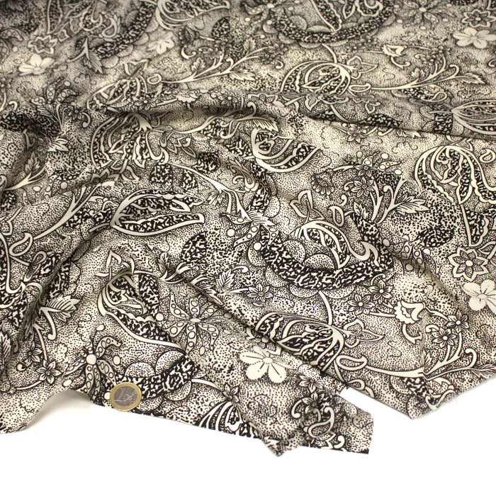 Tissu viscose fluide écru aux fleurs indiennes noires - COLLECTION KALAMKARI