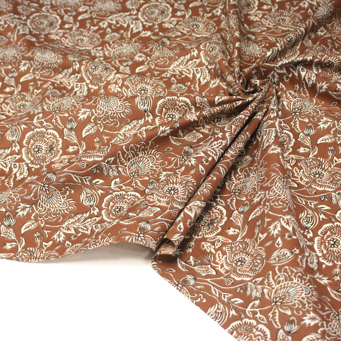 Tissu de coton fleuri indien aux fleurs, fond marron caramel - COLLECTION KALAMKARI - OEKO-TEX