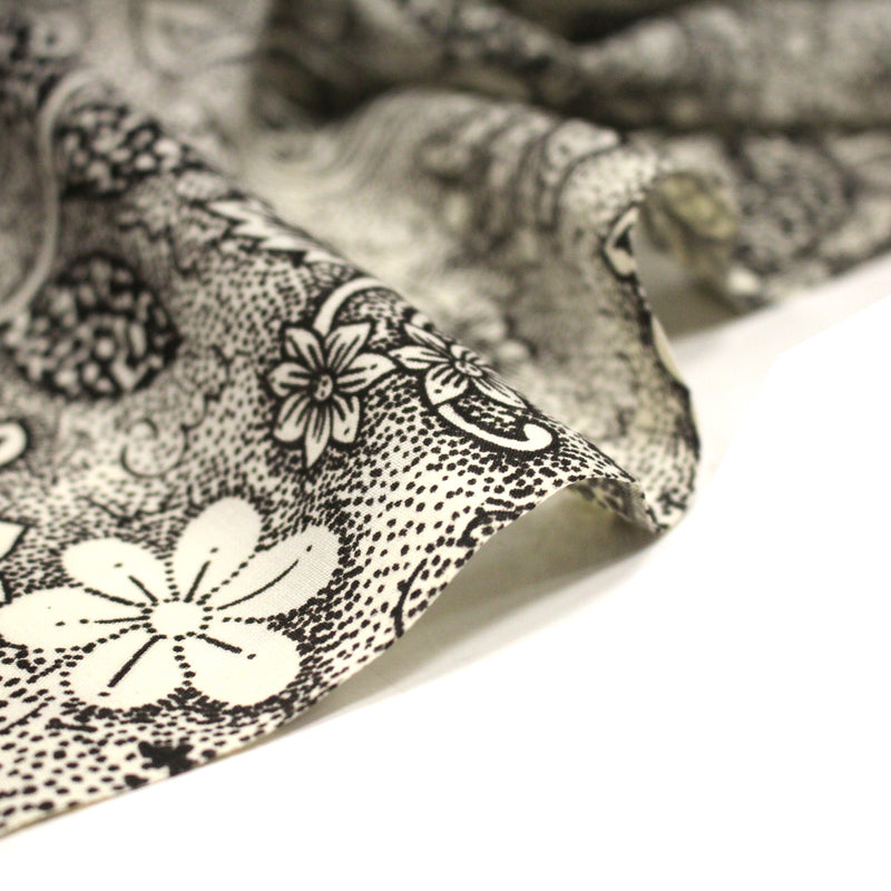 Tissu viscose fluide écru aux fleurs indiennes noires - COLLECTION KALAMKARI - TissusPapi.com
