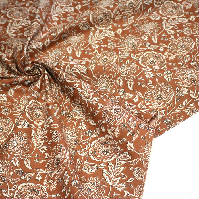 Tissu de coton fleuri indien aux fleurs, fond marron caramel - COLLECTION KALAMKARI - OEKO-TEX