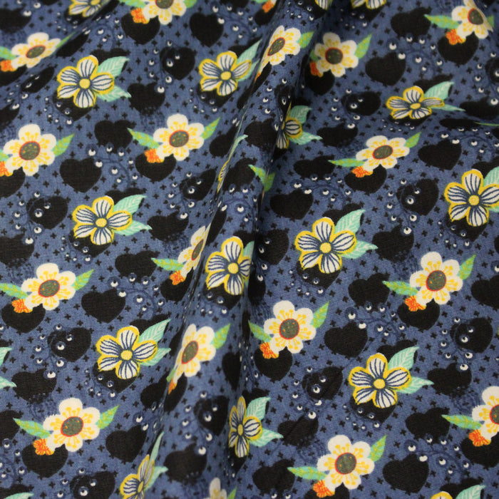 Tissu popeline coton bleu aux coeurs noirs et petits fleurs multicolores - TissusPapi.com