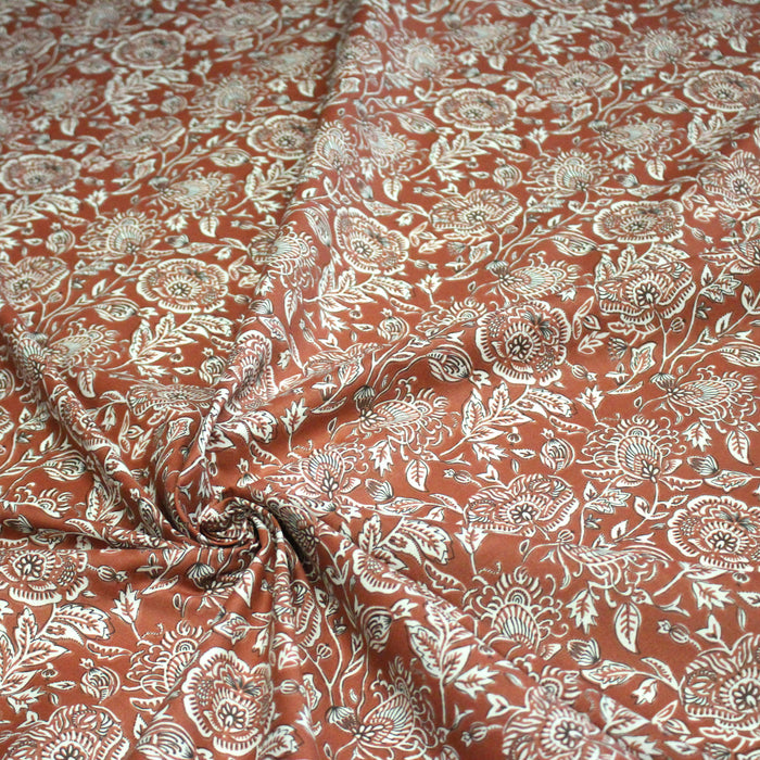 Tissu de coton fleuri indien aux fleurs, fond marron caramel - COLLECTION KALAMKARI - OEKO-TEX