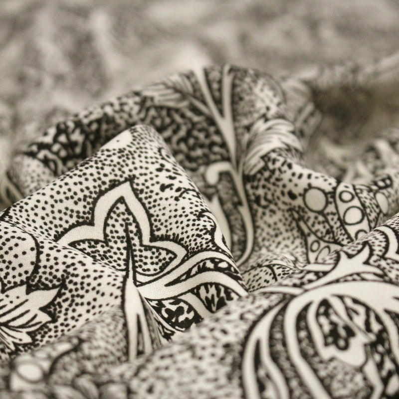 Tissu viscose fluide écru aux fleurs indiennes noires - COLLECTION KALAMKARI - TissusPapi.com