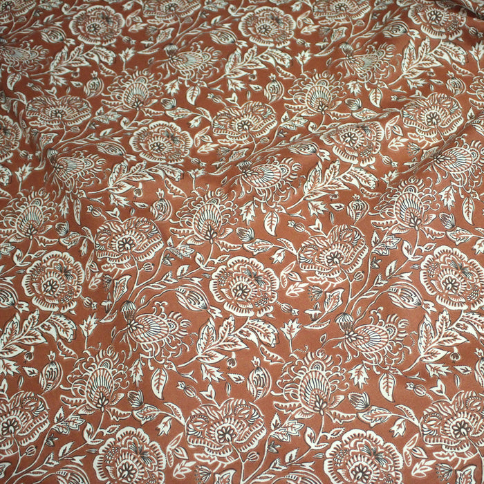 Tissu de coton fleuri indien aux fleurs, fond marron caramel - COLLECTION KALAMKARI - OEKO-TEX