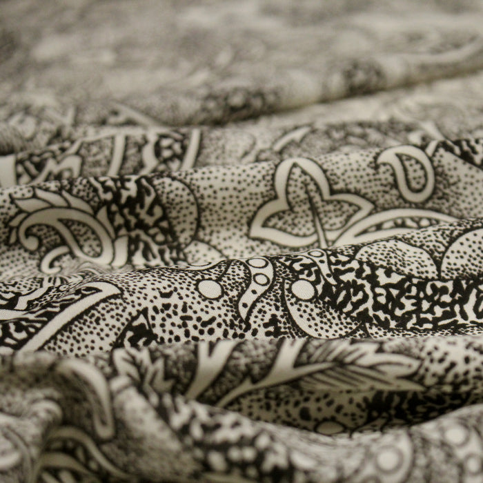 Tissu viscose fluide écru aux fleurs indiennes noires - COLLECTION KALAMKARI