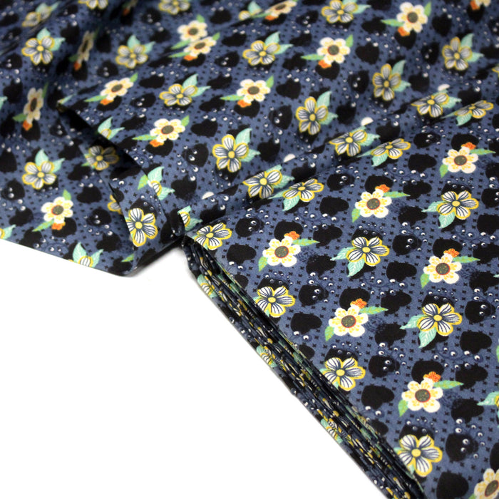 Tissu popeline coton bleu aux coeurs noirs et petits fleurs multicolores - TissusPapi.com