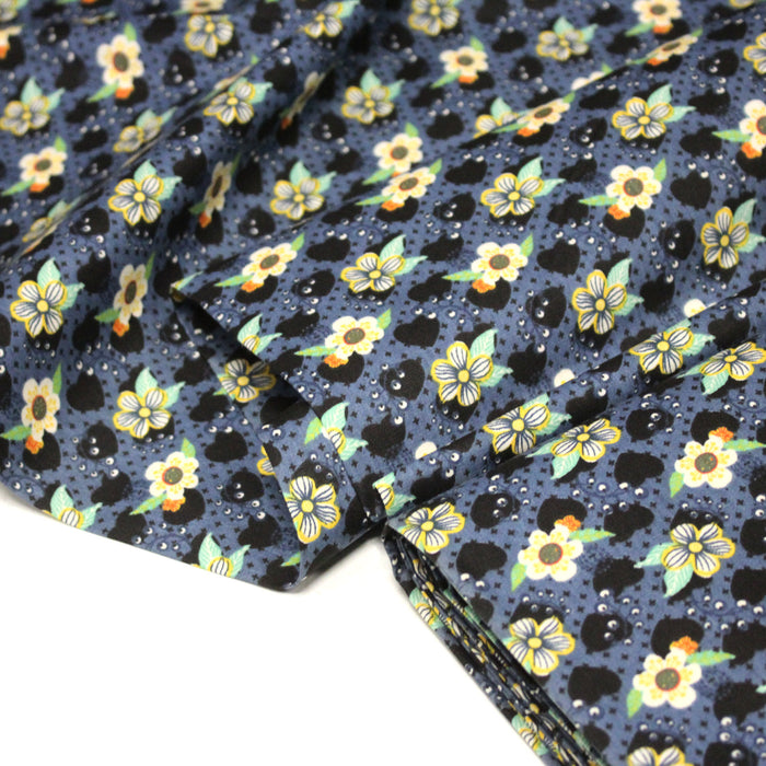Tissu popeline coton bleu aux coeurs noirs et petits fleurs multicolores - TissusPapi.com