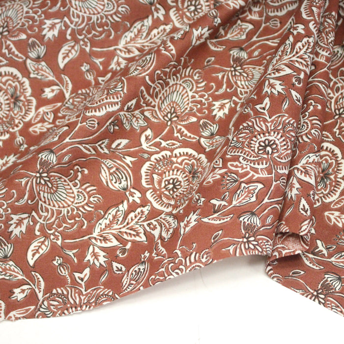 Tissu de coton fleuri indien aux fleurs, fond marron caramel - COLLECTION KALAMKARI - OEKO-TEX