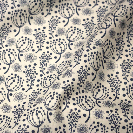 Tissu popeline coton écru aux fines fleurs bleues - TissusPapi.com