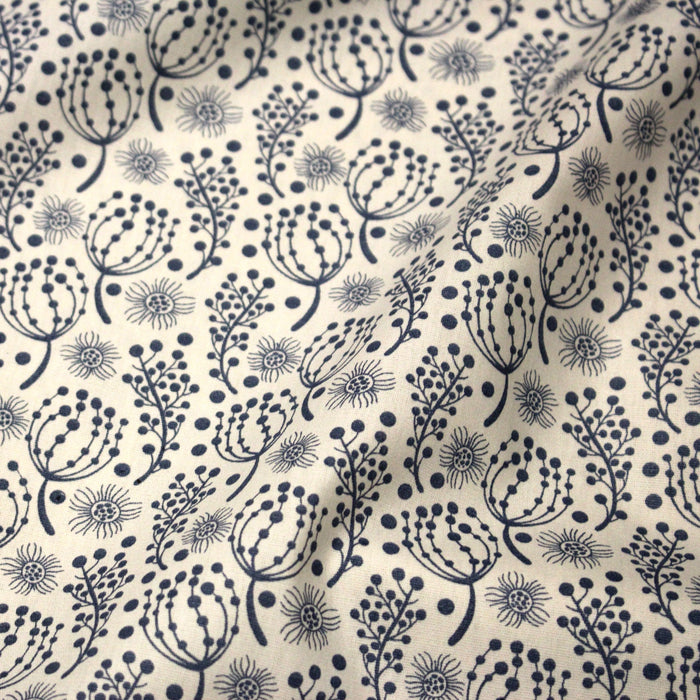 Tissu popeline coton écru aux fines fleurs bleues - TissusPapi.com