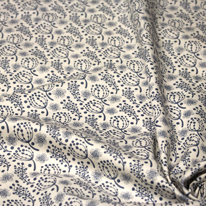 Tissu popeline coton écru aux fines fleurs bleues - TissusPapi.com