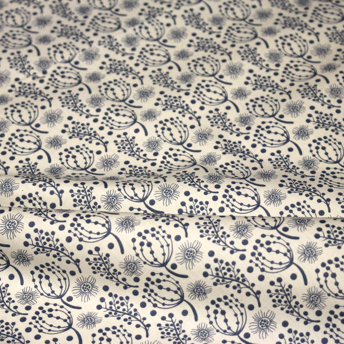 Tissu popeline coton écru aux fines fleurs bleues - TissusPapi.com