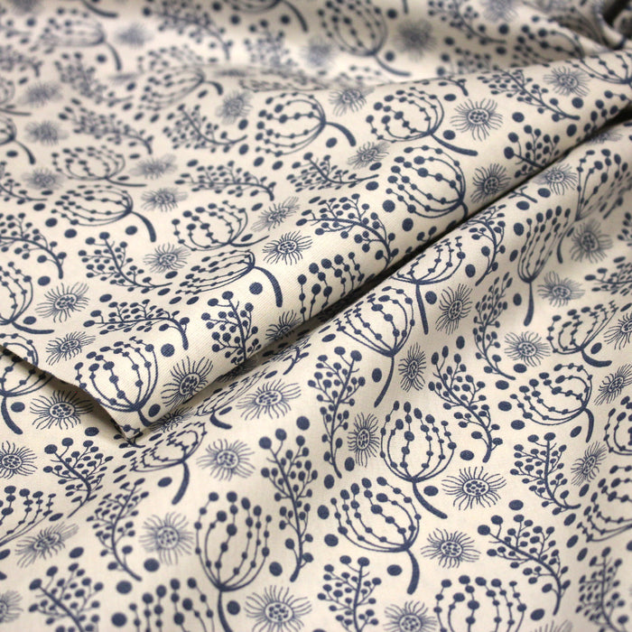 Tissu popeline coton écru aux fines fleurs bleues - TissusPapi.com