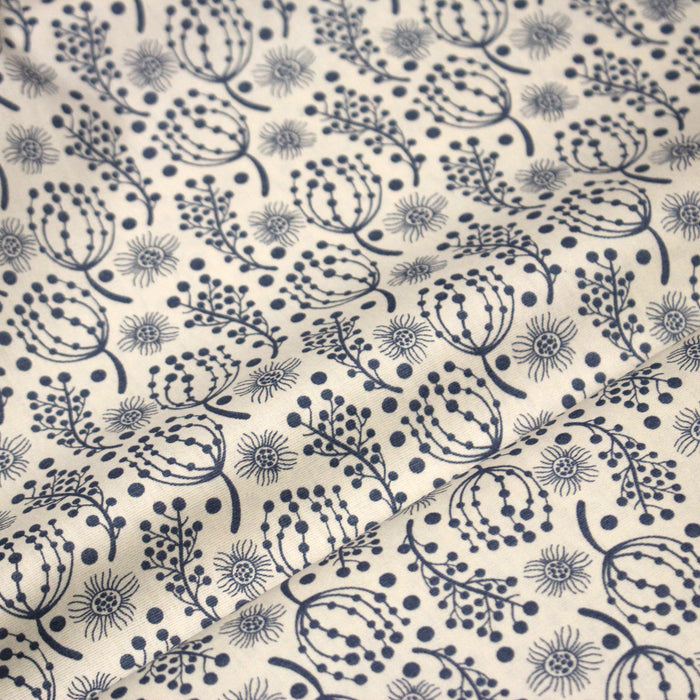 Tissu popeline coton écru aux fines fleurs bleues - TissusPapi.com