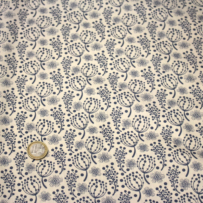 Tissu popeline coton écru aux fines fleurs bleues - TissusPapi.com