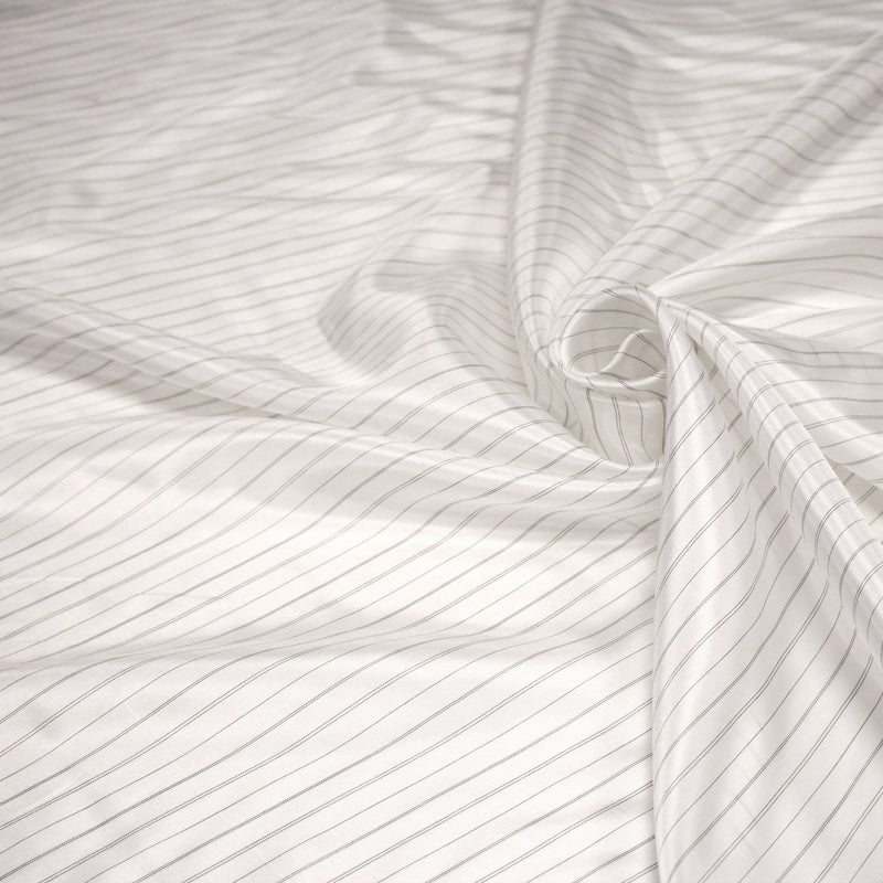 Tissu doublure de polyester blanc cassé à fines rayures noires - TissusPapi.com