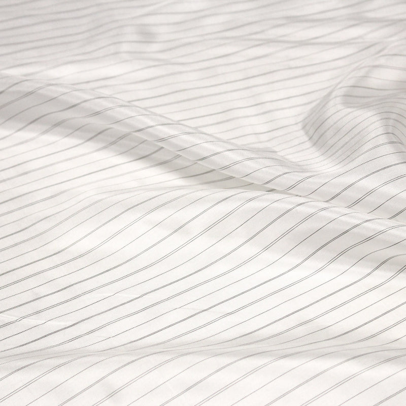 Tissu doublure de polyester blanc cassé à fines rayures noires - TissusPapi.com