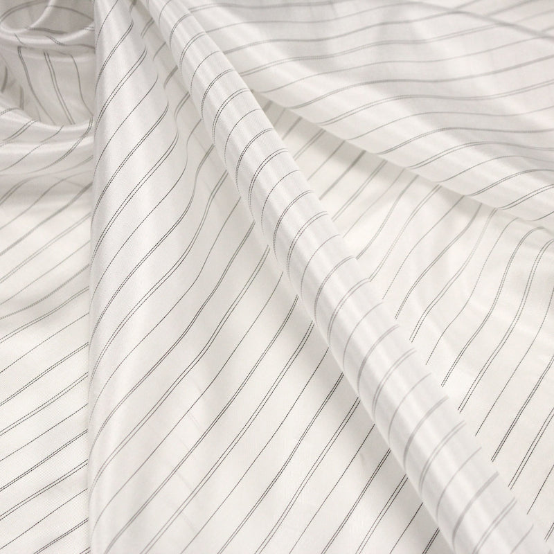 Tissu doublure de polyester blanc cassé à fines rayures noires - TissusPapi.com