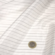 Tissu doublure de polyester blanc cassé à fines rayures noires - TissusPapi.com