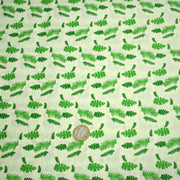Tissu popeline coton écru aux fougères et feuilles tropicales vertes - TissusPapi.com