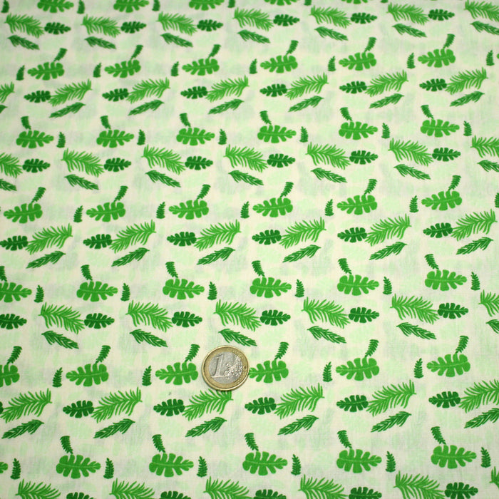 Tissu popeline coton écru aux fougères et feuilles tropicales vertes - TissusPapi.com