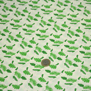 Tissu popeline coton écru aux fougères et feuilles tropicales vertes - TissusPapi.com