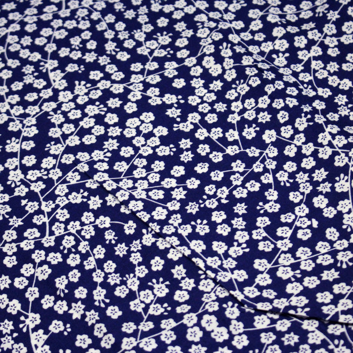 Tissu Viscose fluide bleu marine aux fines fleurs blanches